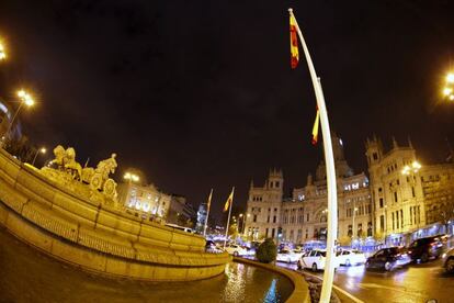 El Palacio y la fuente de Cibeles durante la "Hora del Planeta", acto simbólico convocado por el Fondo Mundial para la Naturaleza (WWF) con el que se pretende llamar la atención sobre los efectos del cambio climático y concienciar sobre el ahorro energético.