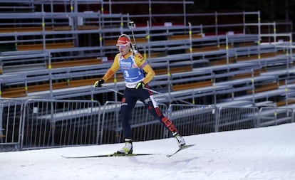 La esquiadora alemana Denise Herrmann durante la copa del mundo de Biatlón que se celebra estos días en la localidad checa de Nove Mesto na Morave a puerta cerrada debido al coronavirus. Fotografía tomada el 5 de marzo.