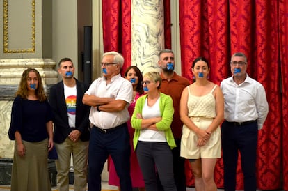 Los concejales de Compromís en el Ayuntamiento de Valencia denuncian la mordaza a la que les somete la alcaldesa, María José Catala, con un esparadrapo en la boca..