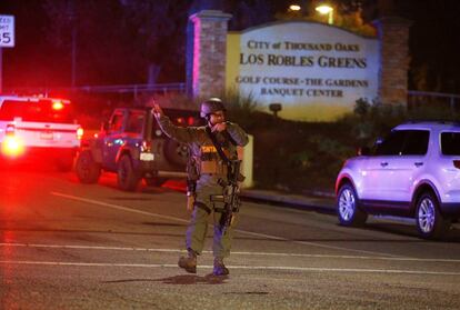 Un policía vigila las inmediaciones del bar donde se he producido el tiroteo masivo, en Thousand Oaks, un suburbio en las afueras de Los Ángeles (California).