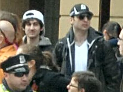 El FBI difundió este jueves la imagen de los dos sospechosos de haber perpetrado el atentado del 15 de abril en el maratón de Boston. Este viernes se les ha localizado en la cercana ciudad de Watertown, y se les ha identificado como los hermanos chechenos Dzhokhar y Tamerlan Tzarnaev.
