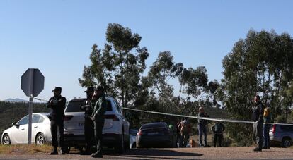 La policía acordona el lugar del hallazgo del cadaver de Laura Luelmo.