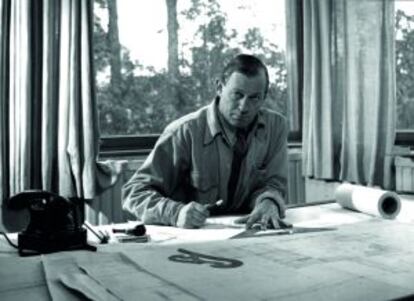 Alvar Aalto al seu estudi, el 1945.