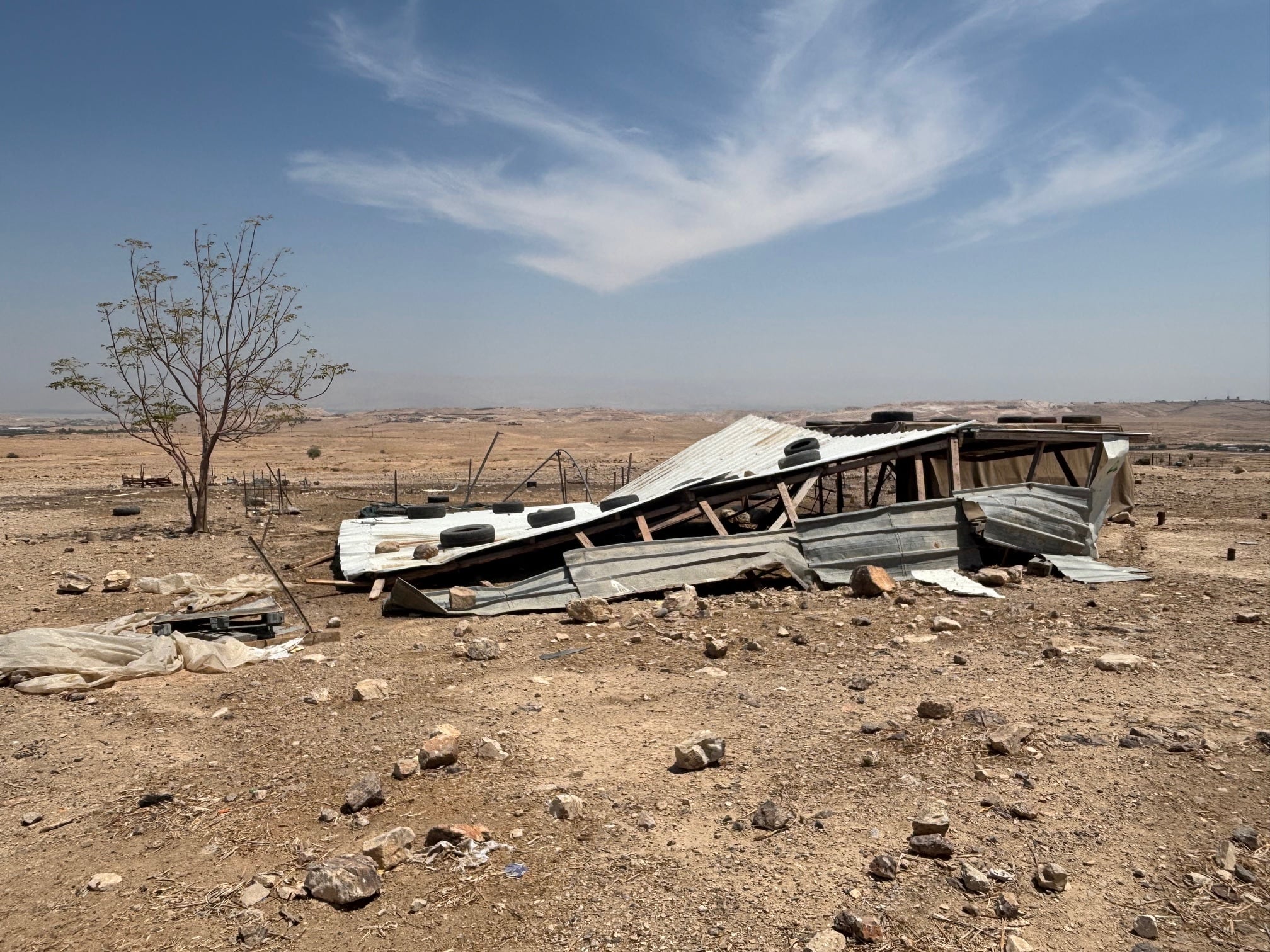 Los restos de la casa de una familia beduina en la aldea de Mughayer al Deir, en el sur del valle del Jordán, cuyos habitantes se vieron desplazados por los colonos. Imagen tomada en agosto de 2025.
