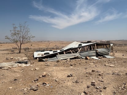 Los restos de la casa de una familia beduina en la aldea de Mughayer al Deir, en el sur del valle del Jordán, cuyos habitantes se vieron desplazados por los colonos. Imagen tomada en agosto de 2025.