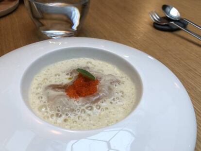 Vieira, crema vichyssoise, panceta, huevas tobiko y ombligo de Venus