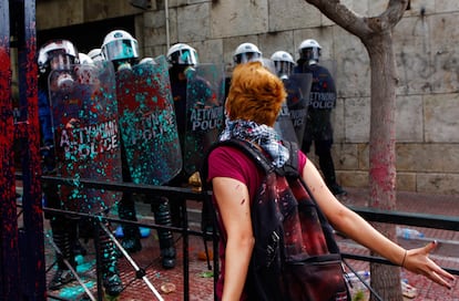 Un manifestante se encara con los policías que custodian el Parlamento.