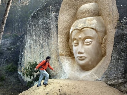 Escultura de Maitreya, una de las obras que se pueden ver en la Ruta de las Caras, junto al pantano de Buendía (Cuenca).