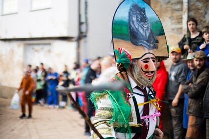 Un 'peliqueiro' durante el carnaval en Laza.