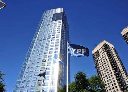 Vista del edificio de la petrolera YPF en Buenos Aires. 