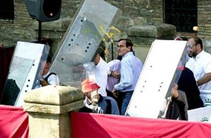 La policía protege con escudos al alcalde de Vitoria, Alfonso Alonso, del lanzamiento de huevos.