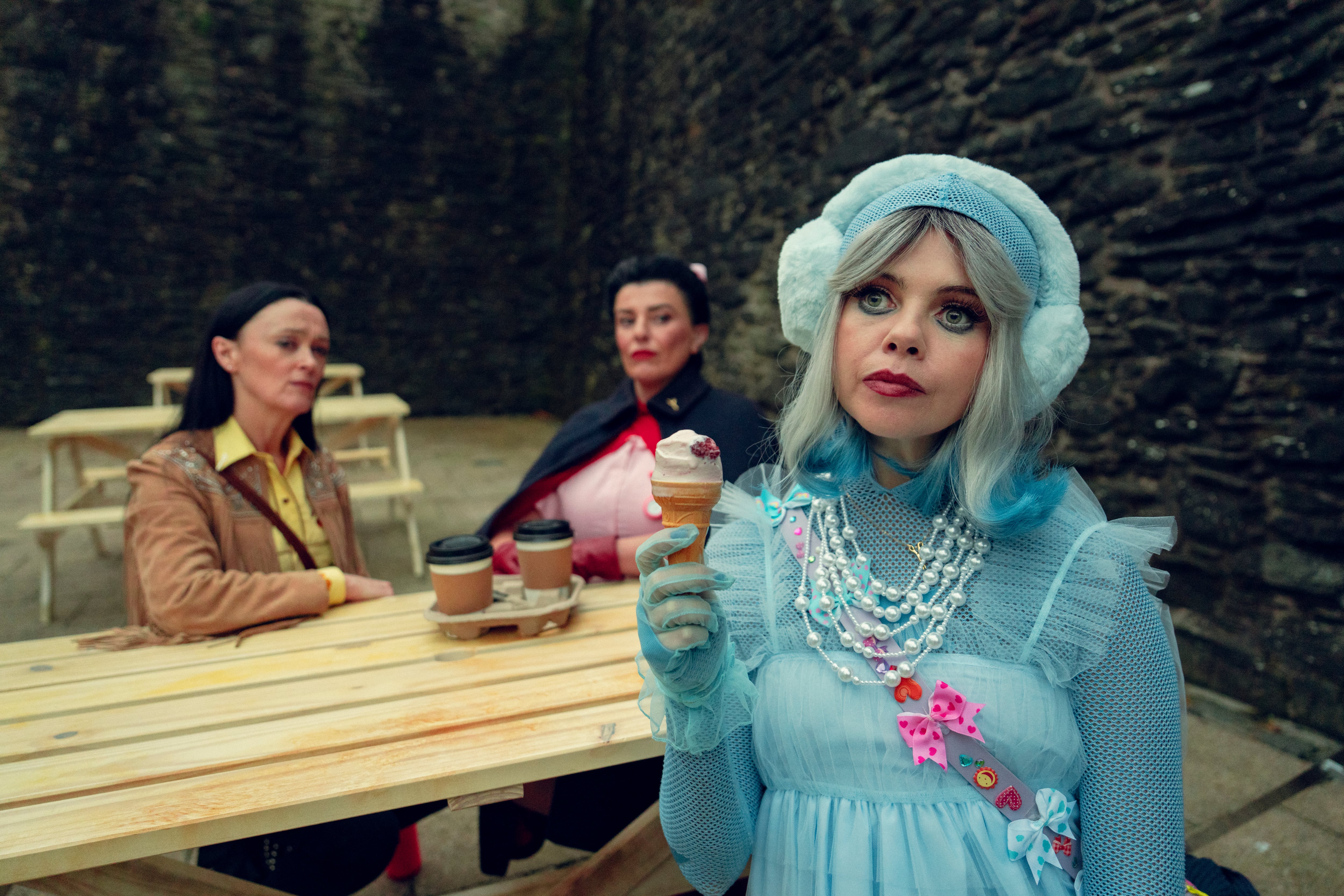 Bronagh Gallagher, Shauna Bray y Saoirse Monica Jackson, en 'Cómo llegar al cielo desde Belfast'.