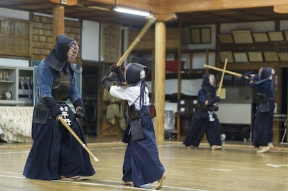 Un niño practica el manejo del sable (Kendo en japonés) en un centro comunitario de la ciudad de Aizuwakamatsu, en la prefectura de Fukushima (Japón). El Kendo es un arte marcial en el que se usan sables de bambú (shinai en japonés) y una armadura protectora, básicos en la técnica del uso del sable y en el entrenamiento espiritual.