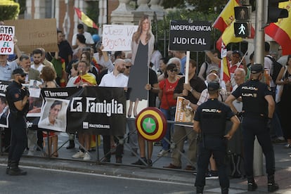 Varias personas protestan contra el presidente del Gobierno y su mujer, Begoña Gómez, frente a los juzgados.