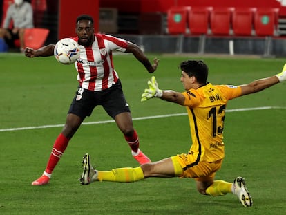 Iñaki Williams bate a Bono para hacer el gol del triunfo del Athletic.