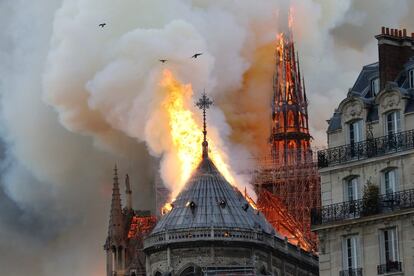 Les flames devoren l'agulla i part del sostre de Notre-Dame, que ha patit un incendi devastador que es va iniciar dilluns al voltant de les set de la tarda.