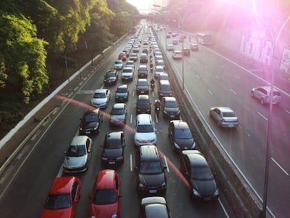 Tr&acirc;nsito de ve&iacute;culos na avenida 23 de Maio, na zona sul de S&atilde;o Paulo. 