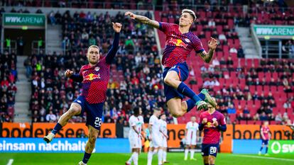 Benjamin Sesko, a la derecha, celebra con Raum su gol el sábado al Augsburgo.