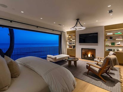 El enorme dormitorio principal tiene una chimenea y una terraza con una vista privilegiada del océano Pacífico.
