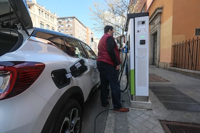 Un usuario en un punto de recarga de coches eléctricos, en la Ronda de Valencia (Madrid), en marzo de 2021.