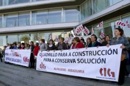 Empleados de la empresa conservera Alfageme de Vigo y Ribadumia durante una manifestación. EFE/Archivo