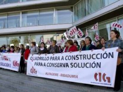 Empleados de la empresa conservera Alfageme de Vigo y Ribadumia durante una manifestación. EFE/Archivo