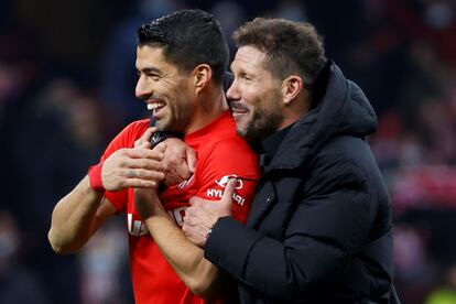 Simeone celebra con Luis Suárez la victoria del Atlético ante el Valencia.