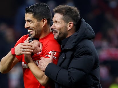 Simeone celebra con Luis Suárez la victoria del Atlético ante el Valencia.