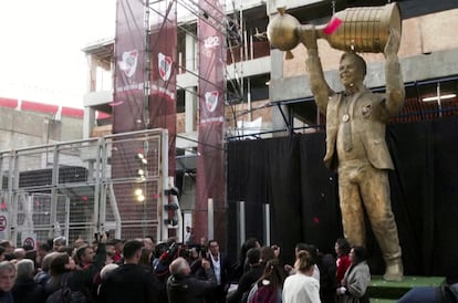 Inauguración de la estatua de Marcelo Gallardo frente al Monumental el 27 de mayo.