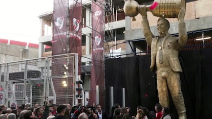 Inauguración de la estatua de Marcelo Gallardo frente al Monumental el 27 de mayo.