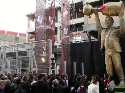 Inauguración de la estatua de Marcelo Gallardo frente al Monumental el 27 de mayo.