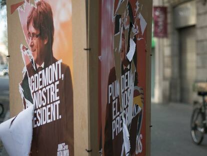 Mezcla de carteles rotos de Junts per Catalunya y Ciutadans en Barcelona.