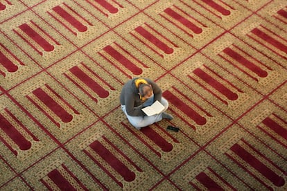 Un musulmán lee el Corán en el Centro Cultural Eyup Sultan para el Ramadán en Brooklyn, Nueva York, el 16 de mayo de 2018.