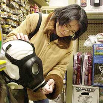 Una mujer observa una máscara antigás, el pasado febrero, en una tienda de Yardville (EE UU).