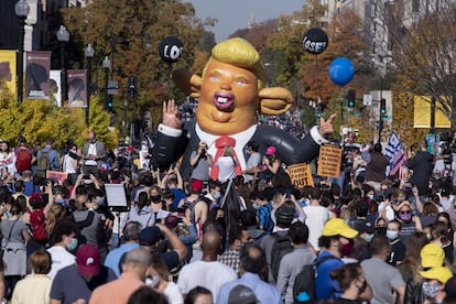 Partidarios de Biden con un globo con la caricatura de Donald Trump, cerca de la Casa Blanca, en Washington.