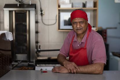 Muhammad Shahpal, paquistaní, tiene un bar junto al local de Aliança Catalana en Ripoll. /ALBERT GARCÍA