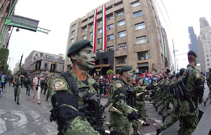 En el desfile participaron elementos de la Secretaría de Marina y del Ejército Mexicano, de la Policía Federal e integrantes de diversos planteles de Educación Militar.