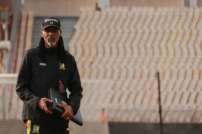 El entrenador de Camerún, Rigobert Song Bahanag, durante una sesión de entrenamiento en el estadio Ahmadou Ahidjo, en Yaundé, el 6 de noviembre de 2022, antes de la Copa Mundial de la FIFA 2022.