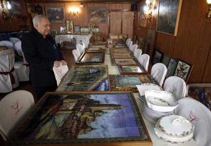 Eleuterio Laguna muestra grandes azulejos de Daniel Zuloaga, colocados en la mesa de otra sala de su restaurante. El local se dedica también a la venta de antigüedades, pero asegura que las piezas de Zuloaga no están a la venta.