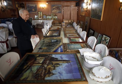 Eleuterio Laguna muestra grandes azulejos de Daniel Zuloaga, colocados en la mesa de otra sala de su restaurante. El local se dedica también a la venta de antigüedades, pero asegura que las piezas de Zuloaga no están a la venta.