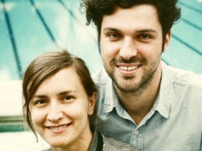 Los arquitectos Víctor Navarro y María Langarita, en la piscina de la Complutense.