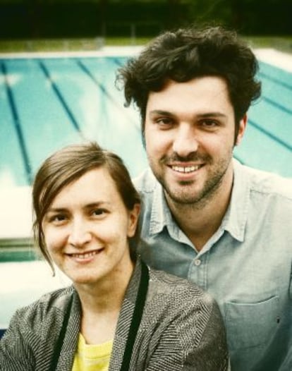 Los arquitectos Víctor Navarro y María Langarita, en la piscina de la Complutense.