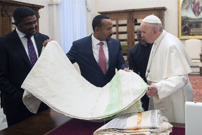 El papa Franciso recibe al primer ministro de Etiopía, Abiy Ahmed, en enero de 2019 en el Vaticano.