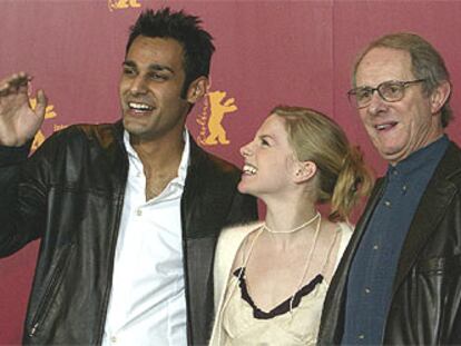 Ken Loach (a la derecha), con los actores Atta Yaqub y Eva Birthistle, director y actores de <i>Ae fond kiss, </i><b>en Berlín.</b>
