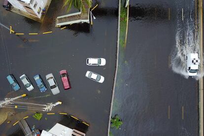 Motoristas em uma estrada alagada depois da passagem do furacão María em San Juan, Porto Rico, em 21 de setembro de 2017.