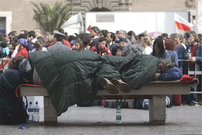 La llegada de millones de fieles a Roma ha desbordado a las autoridades italianas, que se han visto obligadas a cortar el tráfico en el centro de la ciudad para permitir el paso de los peregrinos. Protección Civil ha elaborado un plan para atender a las miles de personas que guardan cola, aunque no ha podido evitar momentos de tensión y nerviosismo.