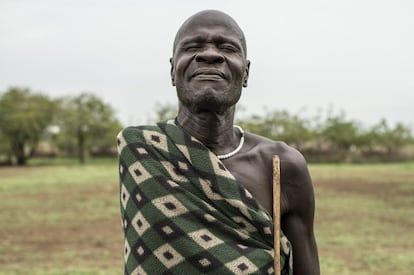 Un pastor mursi, que perdió el brazo derecho durante la guerra civil, posa con los ojos cerrados (Kaare Kutumutto en lengua mursi) para el proyecto 'Ape dumma-Open your eyes'. En un proceso imparable de aculturación, las ropas tradicionales están siendo sustituidas por mantas y tejidos sintéticos que dan una falsa imagen de estandarización y uniformidad.