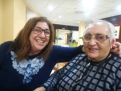 Amalia Rolán, con su madre, Teresa Pose, fallecida en la residencia DomusVi San Lázaro, en Santiago.