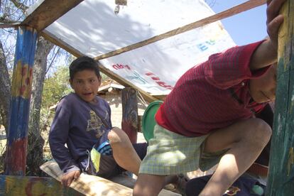 Los niños con anemia son más inactivos, más propensos a contraer enfermedades, desarrollan menos la inteligencia y son menos atentos en la escuela, donde están cansados y les cuesta más retener conocimientos. Gracias a los distintos programas para reducirla, las familias de Yanapampa y otras comunidades beneficiadas han comprobado como sus pequeños son ahora más enérgicos e inteligentes.