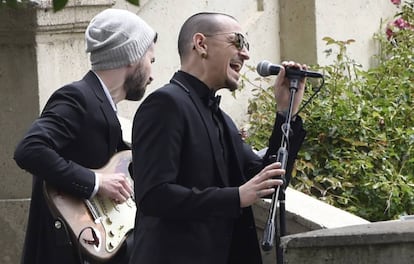 Bennington cantó en el funeral de su amigo Chris Cornell, en mayo pasado.